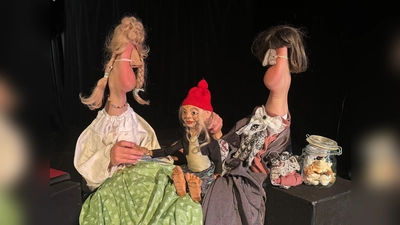 Die sympathische Müllerstochter, Rumpelstilzchen und der gemeine König: Anne Klinge verbindet ihr weltweit einzigartiges Fußtheater mit klassischem Puppenspiel. (Foto: Lara Hausleitner)