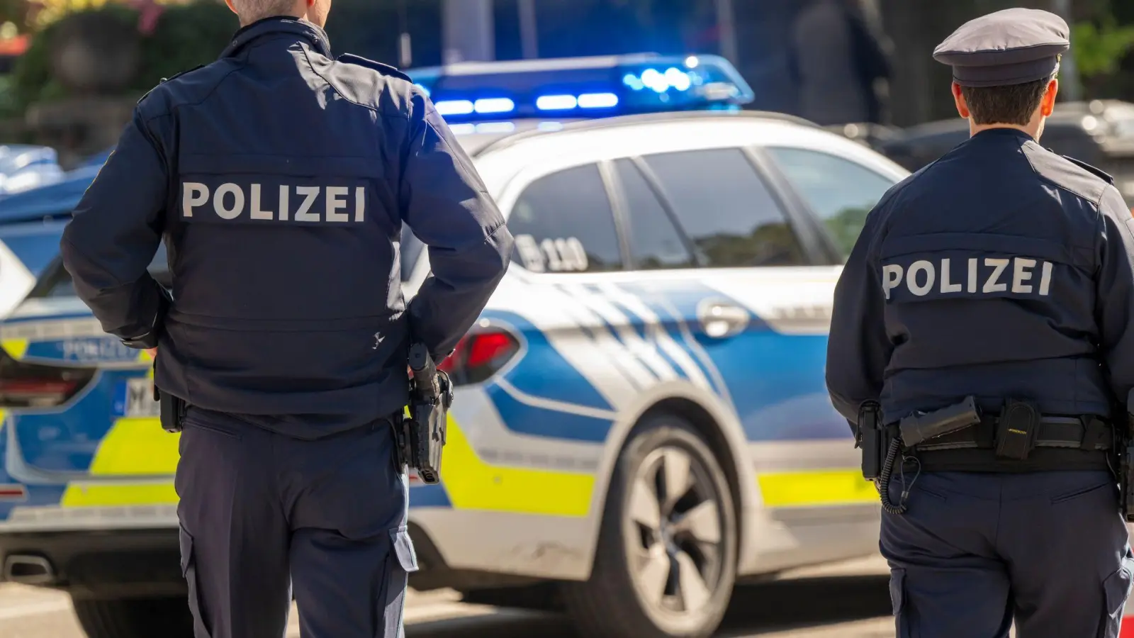 Das Polizeiaufgabengesetz regelt, wann Polizistinnen und Polizisten zur Gefahrenabwehr eingreifen dürfen. (Foto: Peter Kneffel/dpa)