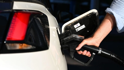 Die CO2-Abgabe wird unter anderem auf Kraftstoffe erhoben. 21,4 Milliarden Euro kamen 2025 zusammen. (Symbolbild)  (Foto: Monika Skolimowska/dpa-Zentralbild/dpa)
