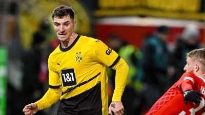 Thomas Meunier (l) wechselt in die Türkei. (Foto: Harry Langer/dpa)