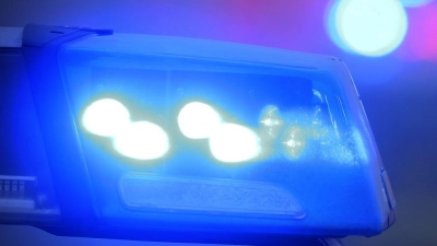 Die Polizei ermittelt nach einer Belästigung und einer Schlägerei in Niederbayern gegen eine Urlaubergruppe aus Oberbayern. (Symbolbild) (Foto: Karl-Josef Hildenbrand/dpa)