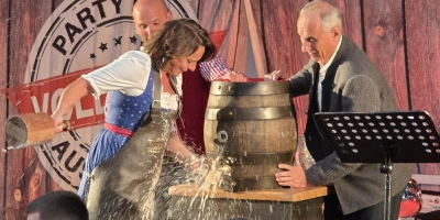 Am Freitag um ca. 18.30 Uhr eröffnet Bürgermeisterin Sandra Winkelspecht offiziell die Kirchweih mit dem Bieranstich. (Foto: Rainer Weiskirchen)