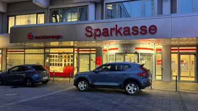 Nach dem Millionen-Coup in Gelsenkirchen hat die Polizei die Bank akribisch durchsucht. (Archivbild) (Foto: Michael Weber/WtV News/dpa)