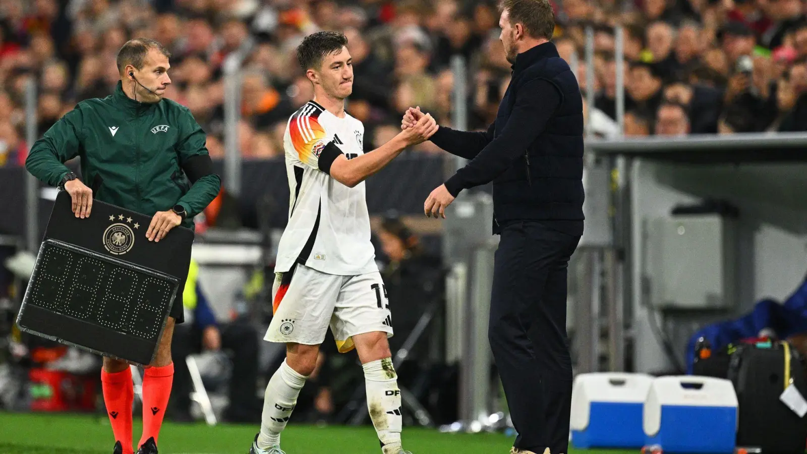 Ungeplantes Wiedersehen bei der Nationalmannschaft: Angelo Stiller (l) und Bundestrainer Julian Nagelsmann. (Archivild) (Foto: Tom Weller/dpa)
