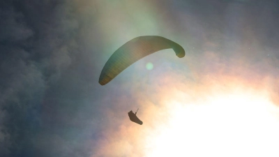 Ein Gleitschirmflieger in China geriet ungewollt in eisige Höhen. (Symbolbild)  (Foto: Karl-Josef Hildenbrand/dpa)