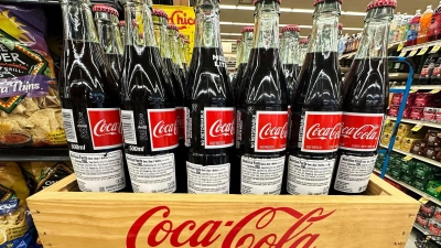 Coca Cola wird Maissirup nicht ersetzen, sondern eine neue Produktreihe mit Rohrzucker einführen. (Archivbild) (Foto: Nam Y. Huh/AP/dpa)
