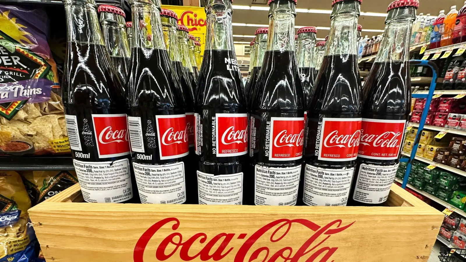 Coca Cola wird Maissirup nicht ersetzen, sondern eine neue Produktreihe mit Rohrzucker einführen. (Archivbild) (Foto: Nam Y. Huh/AP/dpa)