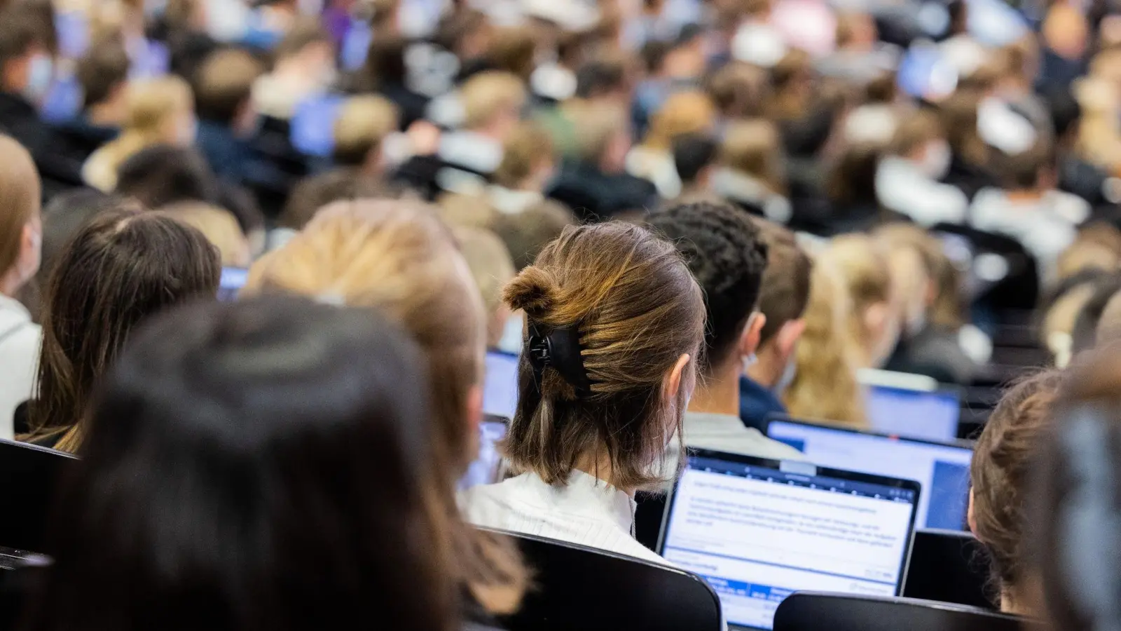 Studentinnen und Studenten während einer Vorlesung in der Westfälischen Wilhelms-Universität (WWU). (Foto: Rolf Vennenbernd/dpa)