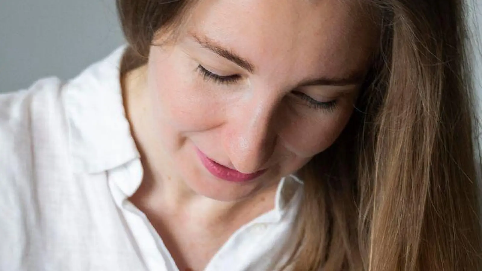 Kann sinnvoll sein, bevor man die Wohnung komplett neu einrichtet: Die Ideen im Kopf einmal auf einem Bild zu sehen - und zwar einem von der eigenen Bude. (Foto: Nina Janeckova/Westend61/dpa-tmn)