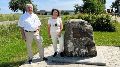 Otmar Gotterbarm und Karin Kloth (von links) am Gedenkstein in Altbierlingen. (Foto: Joachim Kloth)