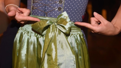Wo die Dirndl-Schleife sitzt, ist nicht egal. (Archivbild) (Foto: Felix Hörhager/dpa)