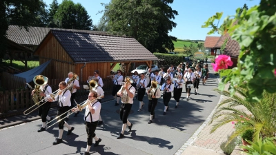 Für die Kirchweihjungen und -mädchen sowie alle Gäste aus nah und fern bildet der Kirchweihumzug am Sonntag um 14 Uhr mit anschließender Predigt am Obersteinbacher „Plärrer“ den zweiten Höhepunkt des Wochenendes.  (Foto: Rainer Fritsch)