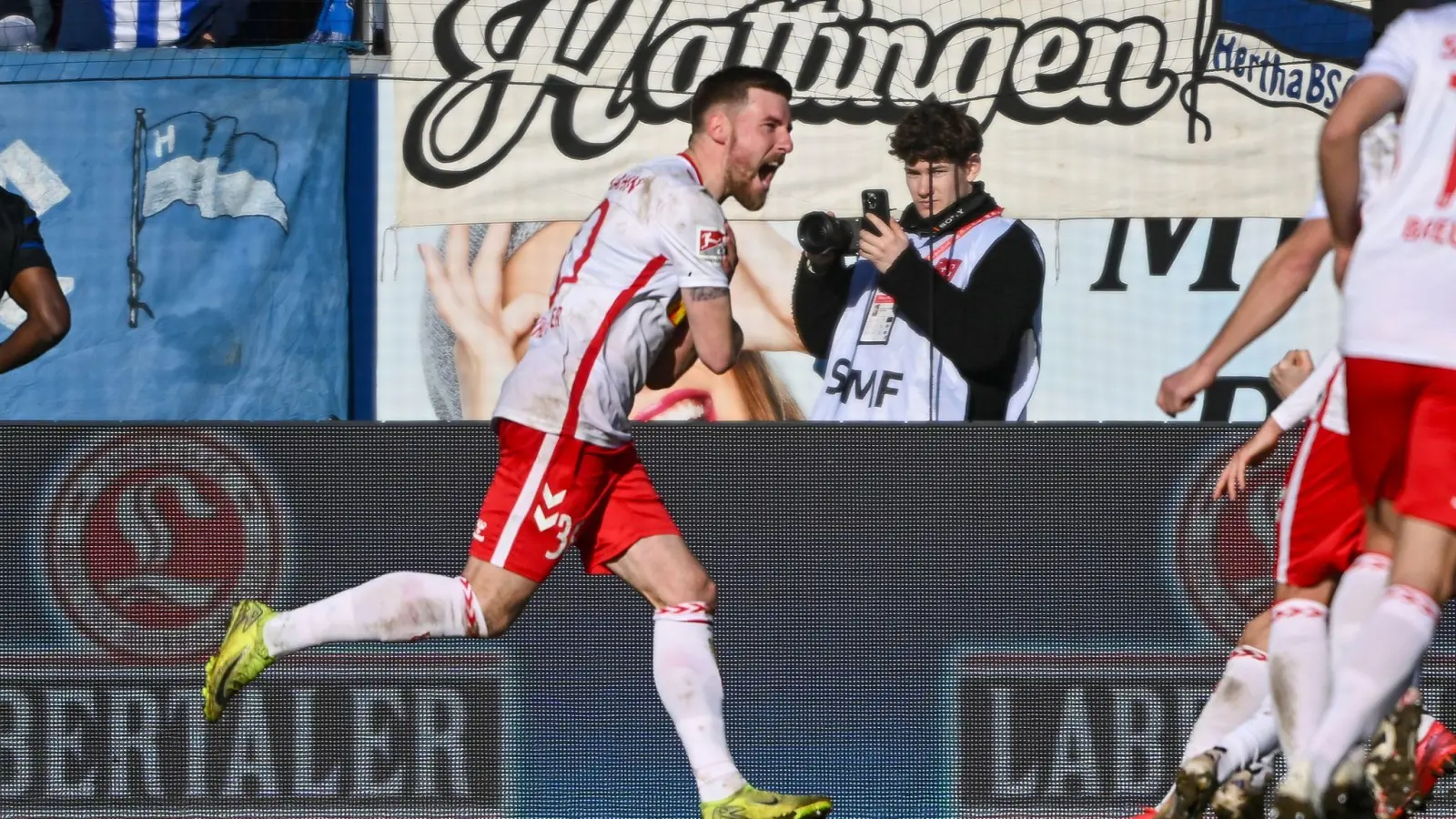 Kühlwetter brachte Regensburg in Führung. (Foto: Armin Weigel/dpa)