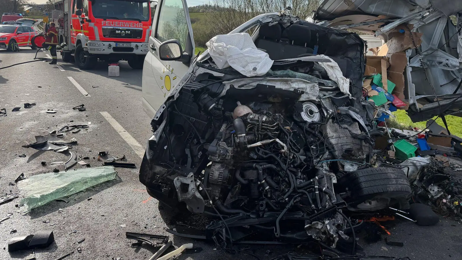 Für den Transporterfahrer kommt jede Hilfe zu spät. Der Fahrer des Tanklastzugs kommt dagegen mit schweren Verletzungen ins Krankenhaus. (Foto: Frank Mertel/NEWS5/dpa)