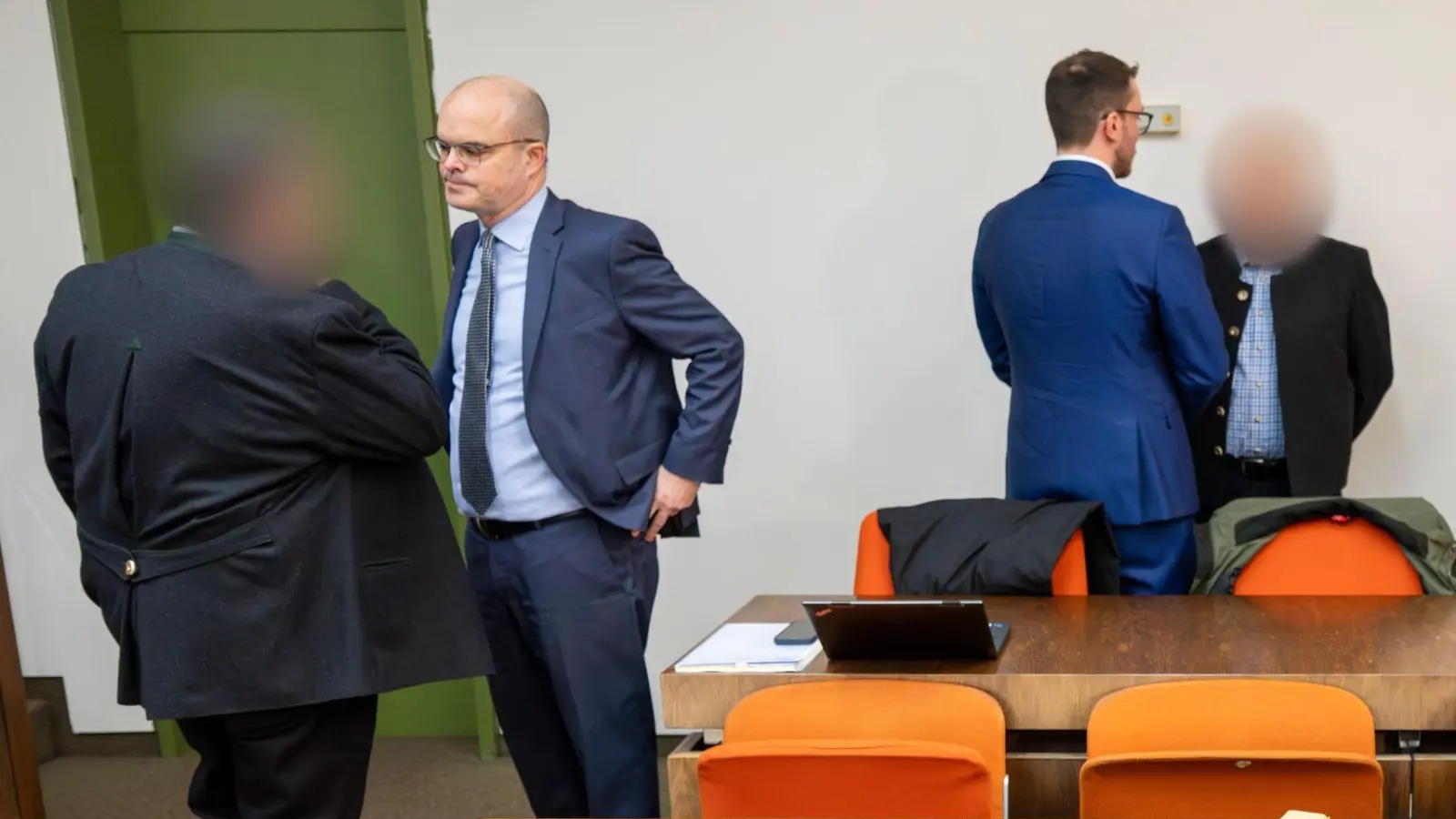 Die beiden Angeklagten zeigten vor Gericht Schuldgefühle. (Foto: Peter Kneffel/dpa)