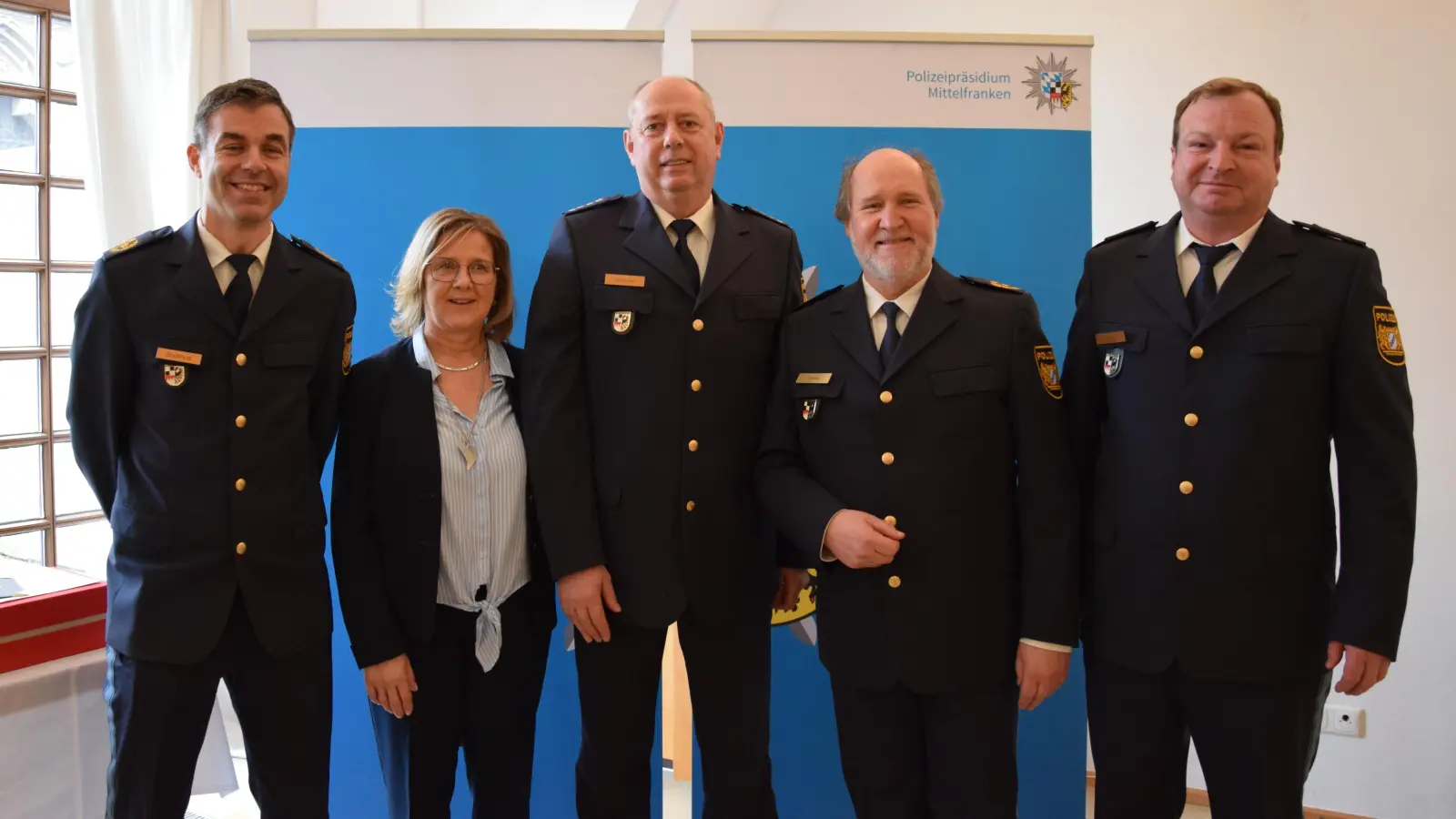 Für Roland Schiefer (Dritter von links) beginnt mit seiner Frau Christine ein neuer Lebensabschnitt. Er wurde unter anderem von Polizeivizepräsident Gernot Rochholz, Polizeipräsident Adolf Blöchl und Polizeihauptkommissar Stefan Lang (von links) in den Ruhestand verabschiedet. (Foto: Florian Schwab)