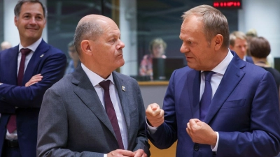 Bundeskanzler Scholz (l) und Polens Ministerpräsident Tusk wollen über Aussöhnung und Verständigung zwischen beiden Ländern sprechen. (Archivbild) (Foto: Olivier Hoslet/Pool EPA/AP/dpa)