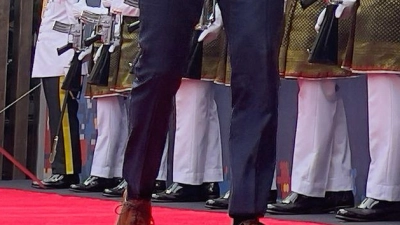 US-Verteidigungsminister Pete Hegseth geht an einer Ehrengarde entlang. (Foto: --/AP Photo/dpa)