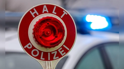 Bei einer Kontrolle stoppte die Polizei einen Transport mit radioaktivem Material. (Symbolbild) (Foto: Jan Woitas/dpa)