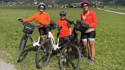 Als Team meisterten sie die Fahrradtour zum Gardasee (von links): Margit Rank, Ayden Haner und Claudia Scheidt. (Foto: privat)