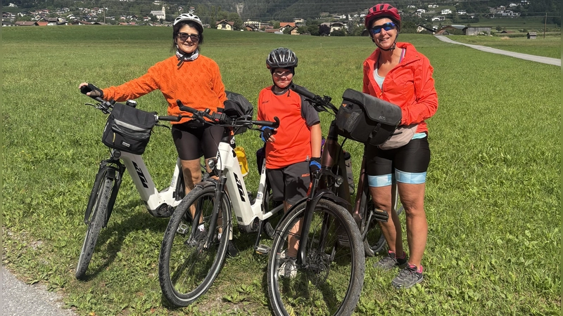 Als Team meisterten sie die Fahrradtour zum Gardasee (von links): Margit Rank, Ayden Haner und Claudia Scheidt. (Foto: privat)