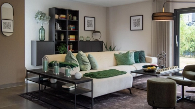 Helle Nuancen für Weite: Pastelltöne und helle Farben wie Beige reflektieren Licht und lassen Räume größer wirken. (Foto: Laura Ludwig/dpa-tmn)