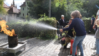 An Feuerlöschern an der Riviera können beim Tag der Feuerwehr Groß und Klein ihr Können testen. (Foto: Oliver Herbst)