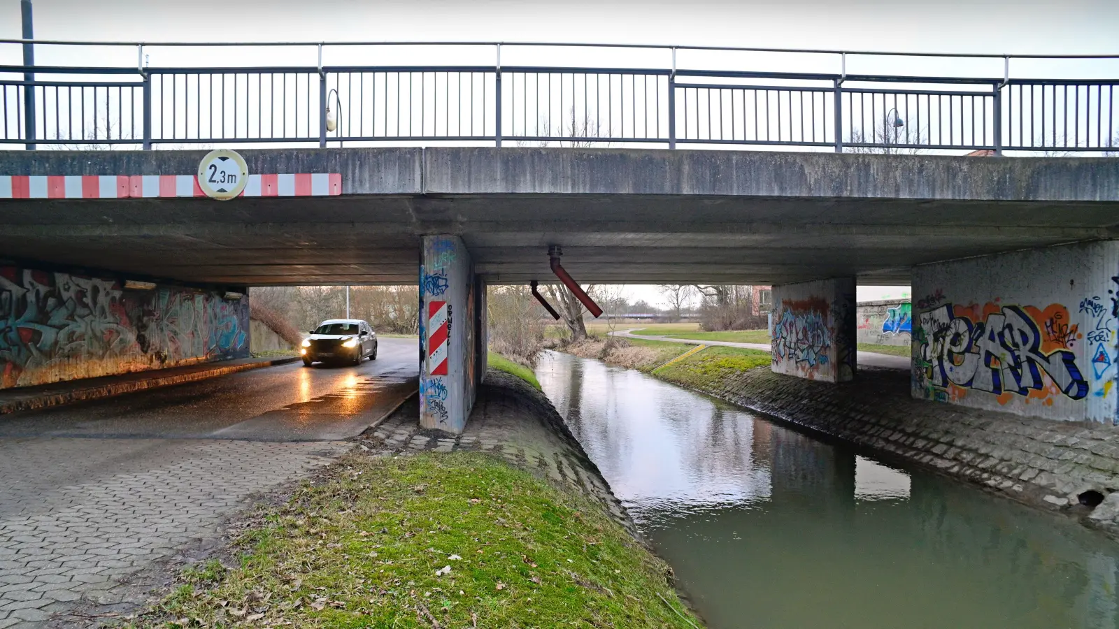 An der Brücke des Kasernendamms beginnt der Abschnitt, der renaturiert werden soll. Hier ist das Kanalbett des Flusses am deutlichsten zu sehen . (Foto: Jim Albright)