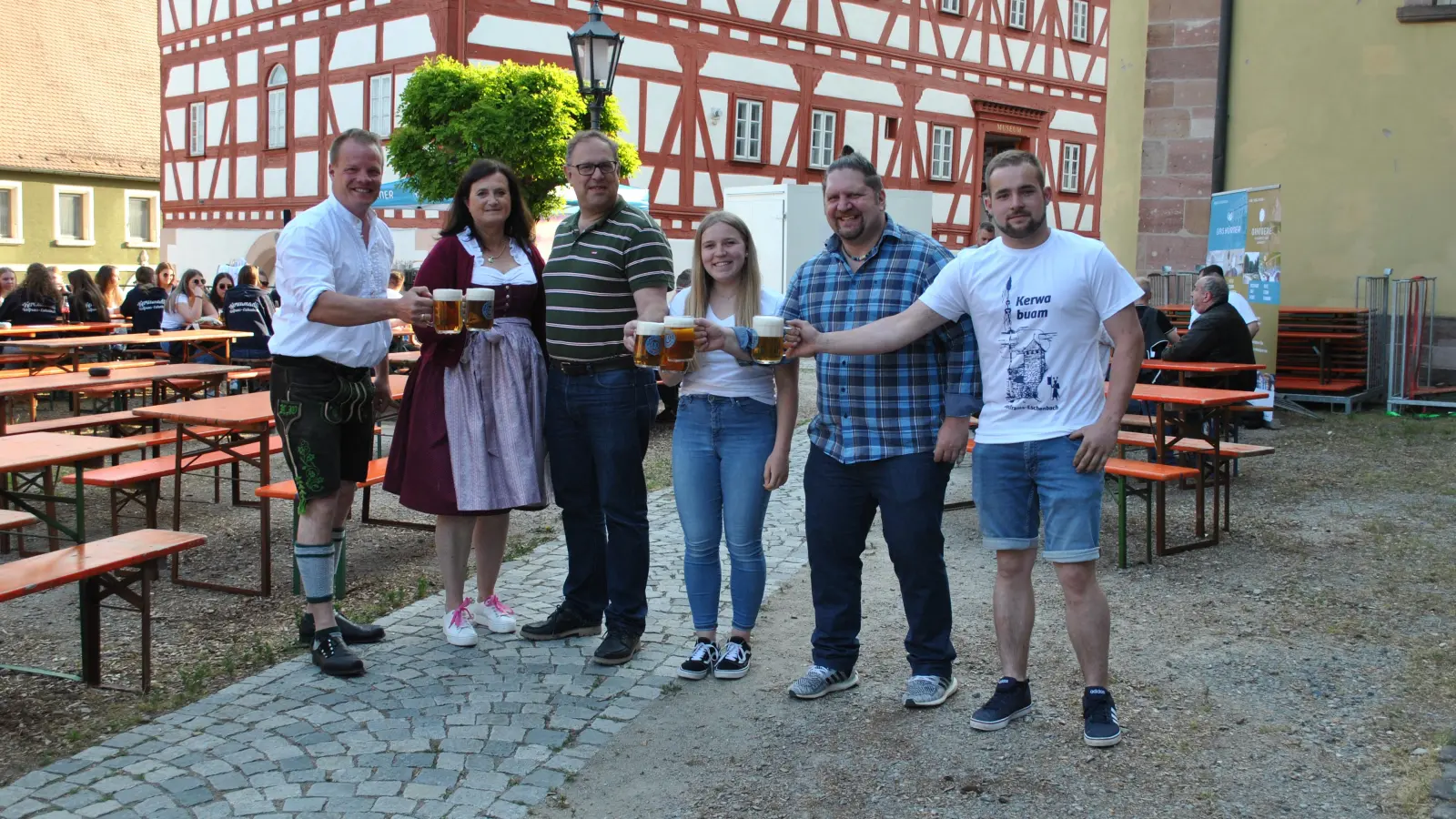 Zufriedene Gesichter bei den Beteiligten: von links Klemens Wegehaupt, Vorsitzender des Kerwavereins, Elisabeth Kitzmann von Tucherbräu, Bürgermeister Michael Dörr, Kerwamadla Miriam Ossig, Festwirt Jens Blank und Kerwabua Simon Wünsch. (Foto: Petra Mai)