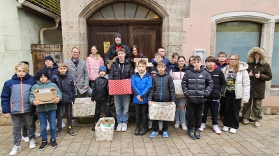 Viele große Kisten haben die Schülerinnen und Schüler der Realschule mit Hygieneartikeln gefüllt und der Tafel übergeben. (Foto: Christian Schmelzer)