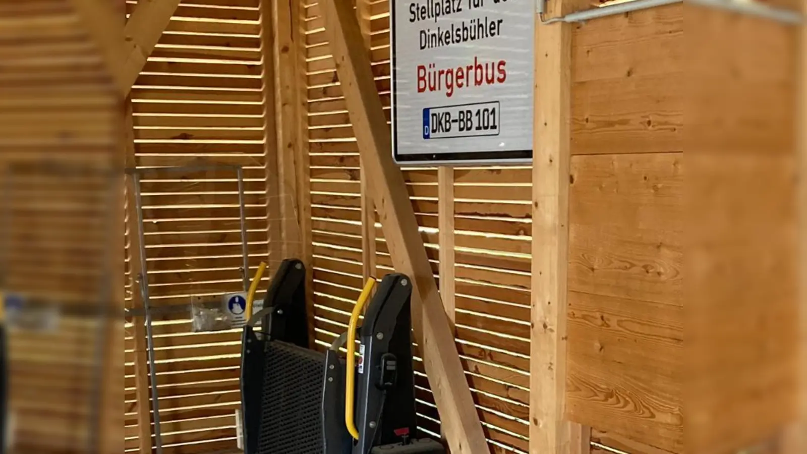 Auf dem Stellplatz des Dinkelsbühler Bürgerbusses „parkt” auch die Hebebühne für Rollstühle. Klaus Wüstner von der Bürgerbusverwaltung sagt, dass ein Einbau derzeit nicht möglich sei. (Foto: privat)