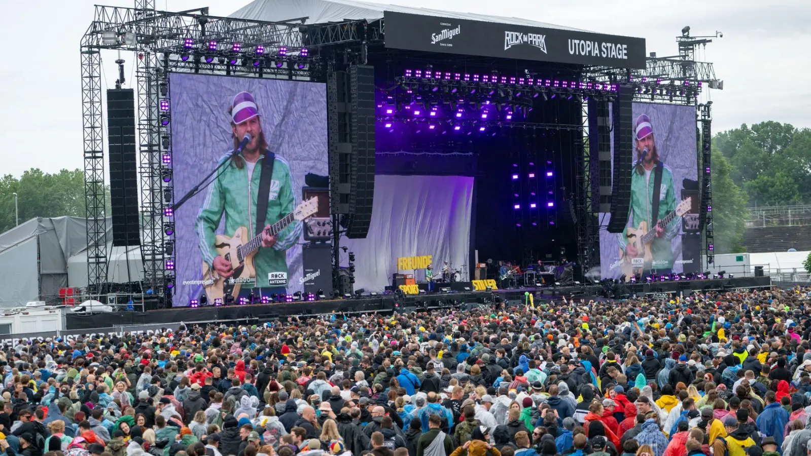 Den letzten Festivaltag eröffneten überraschend die Sportfreunde Stiller. (Foto: Leonie Asendorpf/dpa)