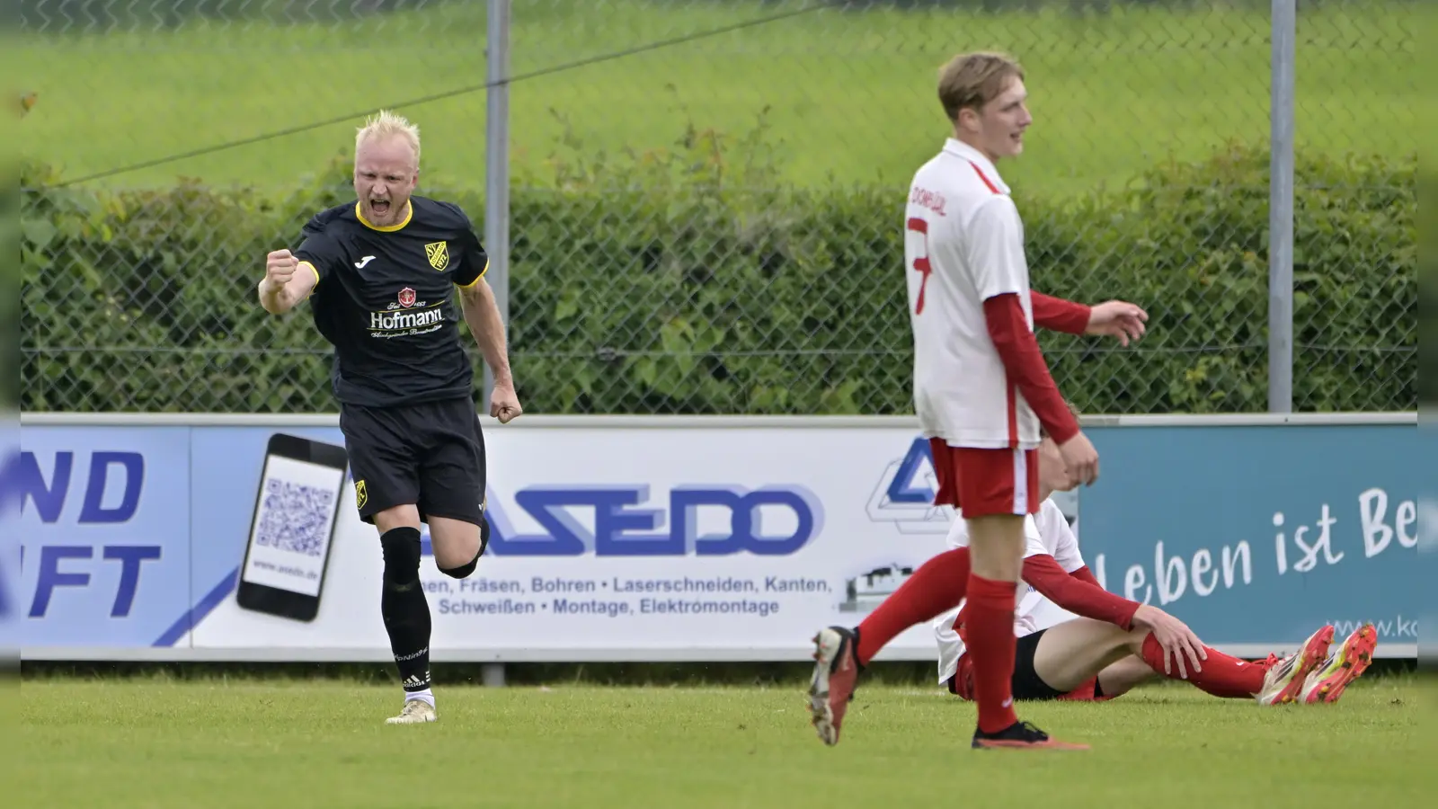 Kreisliga-Toptorjäger Marco Volkert (links) brachte den SV Losaurach mit 1:0 in Führung. (Foto: Martin Rügner)