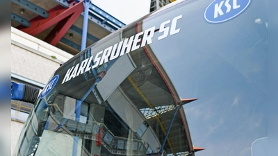 Die Busfahrt des Karlsruher SC zum Kölner Stadion endete früher als geplant. (Foto: Uli Deck/dpa)