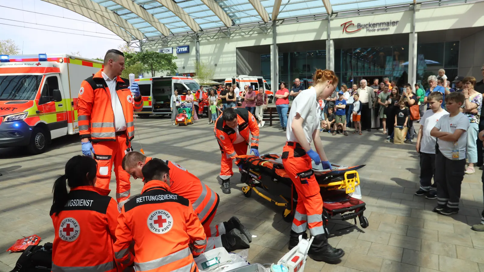 Als Trainingsszenario nehmen die Retter an, dass der angeblich Verletzte, eine Puppe, aus großer Höhe gestürzt ist. (Foto: Oliver Herbst)