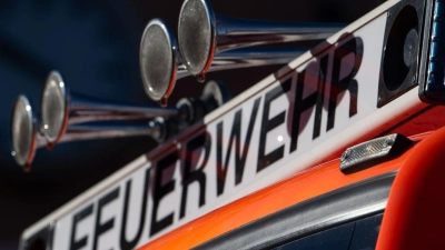 Feuerwehrleute können den Brand rasch löschen. (Symbolbild) (Foto: Marijan Murat/dpa)