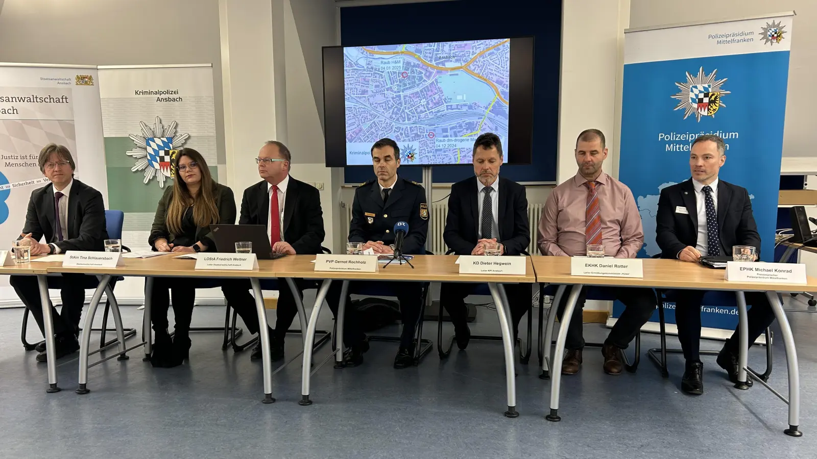 Jonas Heinzlmeier, Tina Schlauersbach und Friedrich Weitner von der Staatsanwaltschaft präsentierten gemeinsam mit den Polizeivertretern Gernot Rochholz, Dieter Hegwein, Daniel Rotter und Michael Konrad (von links) die bisherigen Ergebnisse der Ermittlungen. (Foto: Florian Pöhlmann)