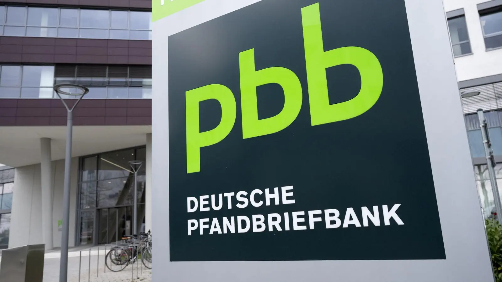 Für die Pfandbriefbank war die Expansion in die USA ein teurer Misserfolg. (Symbolbild)  (Foto: Sven Hoppe/dpa)