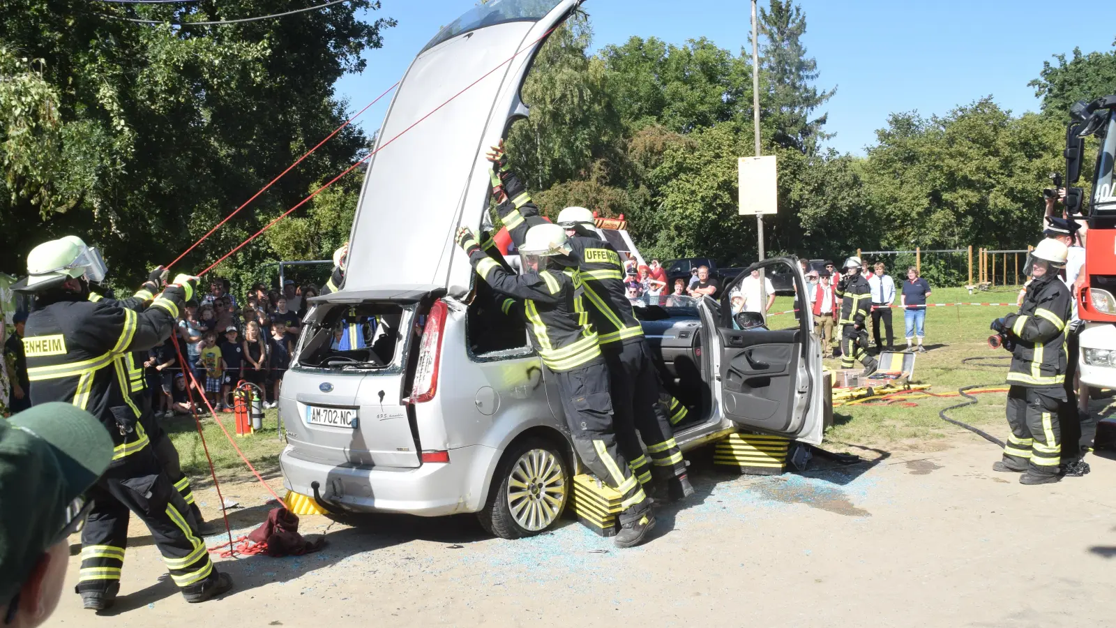 Die Freiwillige Feuerwehr Uffenheim hatte im vergangenen Jahr fast 100 Einsätze. Aber auch bei Jubiläumsveranstaltungen anderer Wehren zeigten die Uffenheimer Präsenz, wie auf unserem Bild bei einer Schauübung auf der Ippesheimer Jubiläumsfeier. (Foto: Gerhard Krämer)