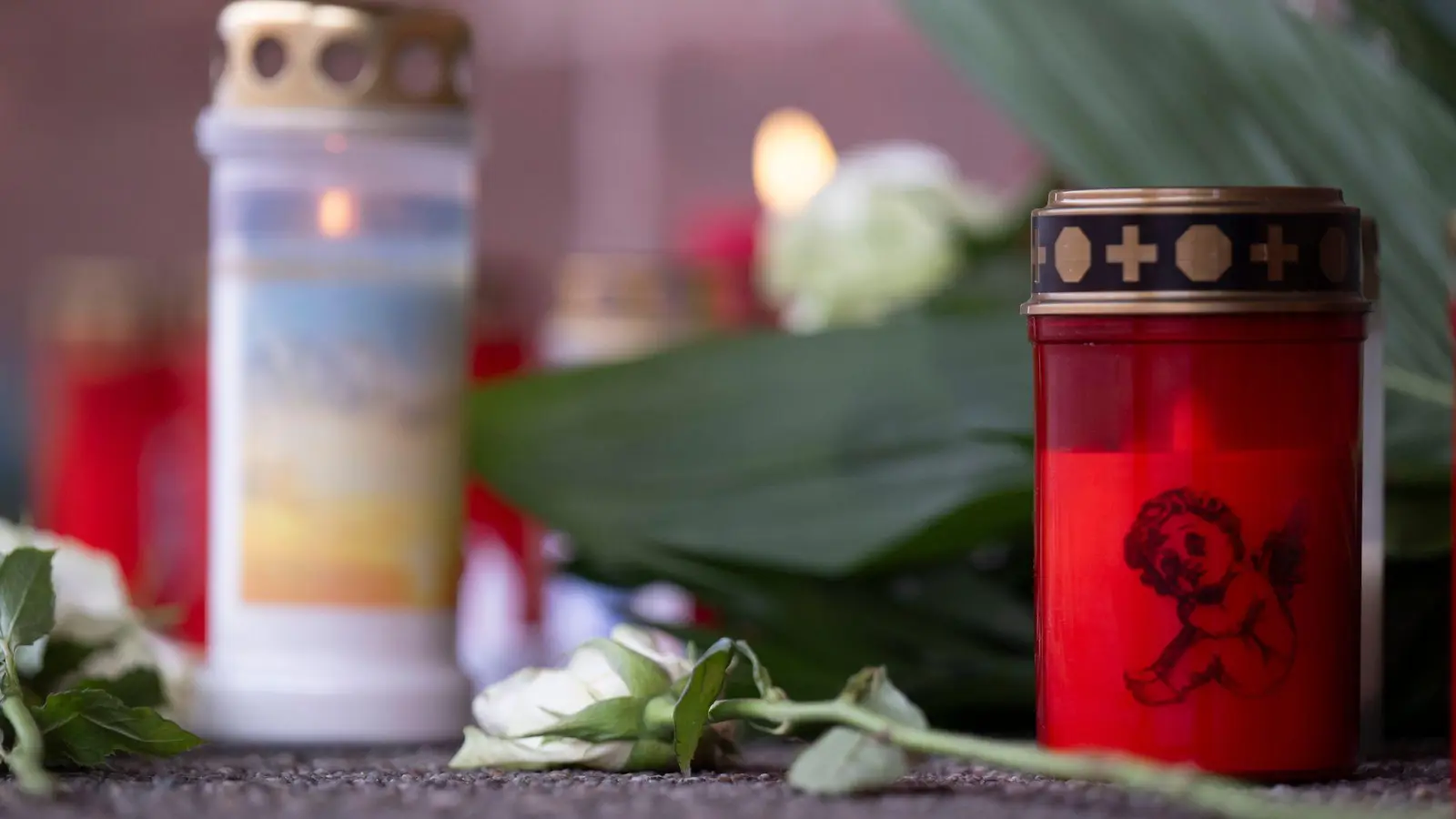 Nach der Tat gab es vielerorts Anteilnahme. (Foto: Boris Roessler/dpa)