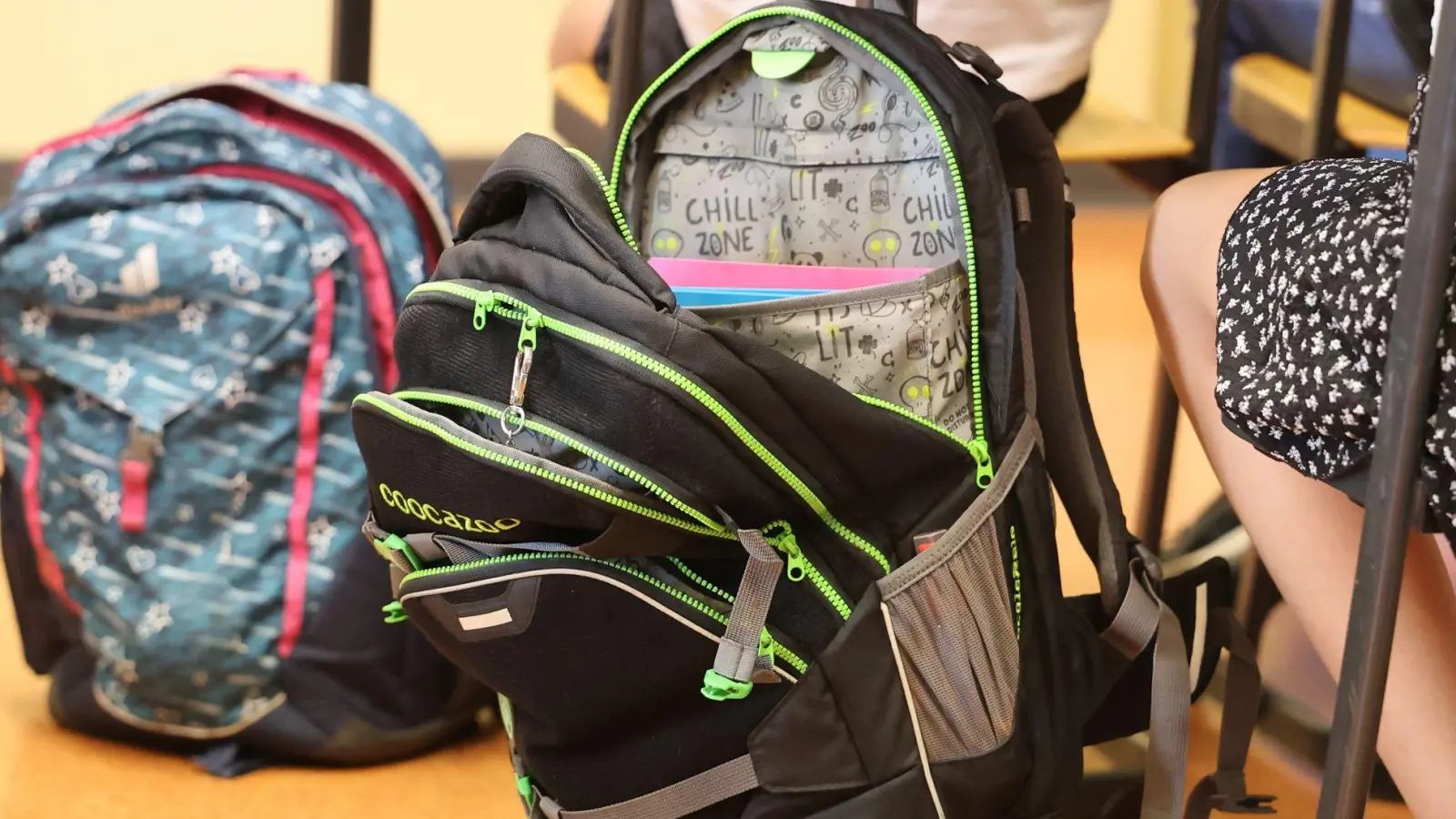 Neues Schuljahr: Schulranzen hängen an einer Schulbank. (Foto: Bodo Schackow/dpa)