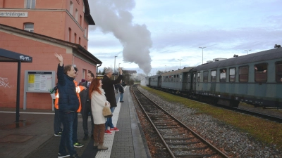 Winkend wird der Nikolaus-Zug am Bahnhof Wassertrüdingen in Richtung Gunzenhausen verabschiedet, links im Vordergrund Peter Banczyk, Sprecher der Initiative Verbindung zwischen Freunden. (Foto: Peter Tippl)