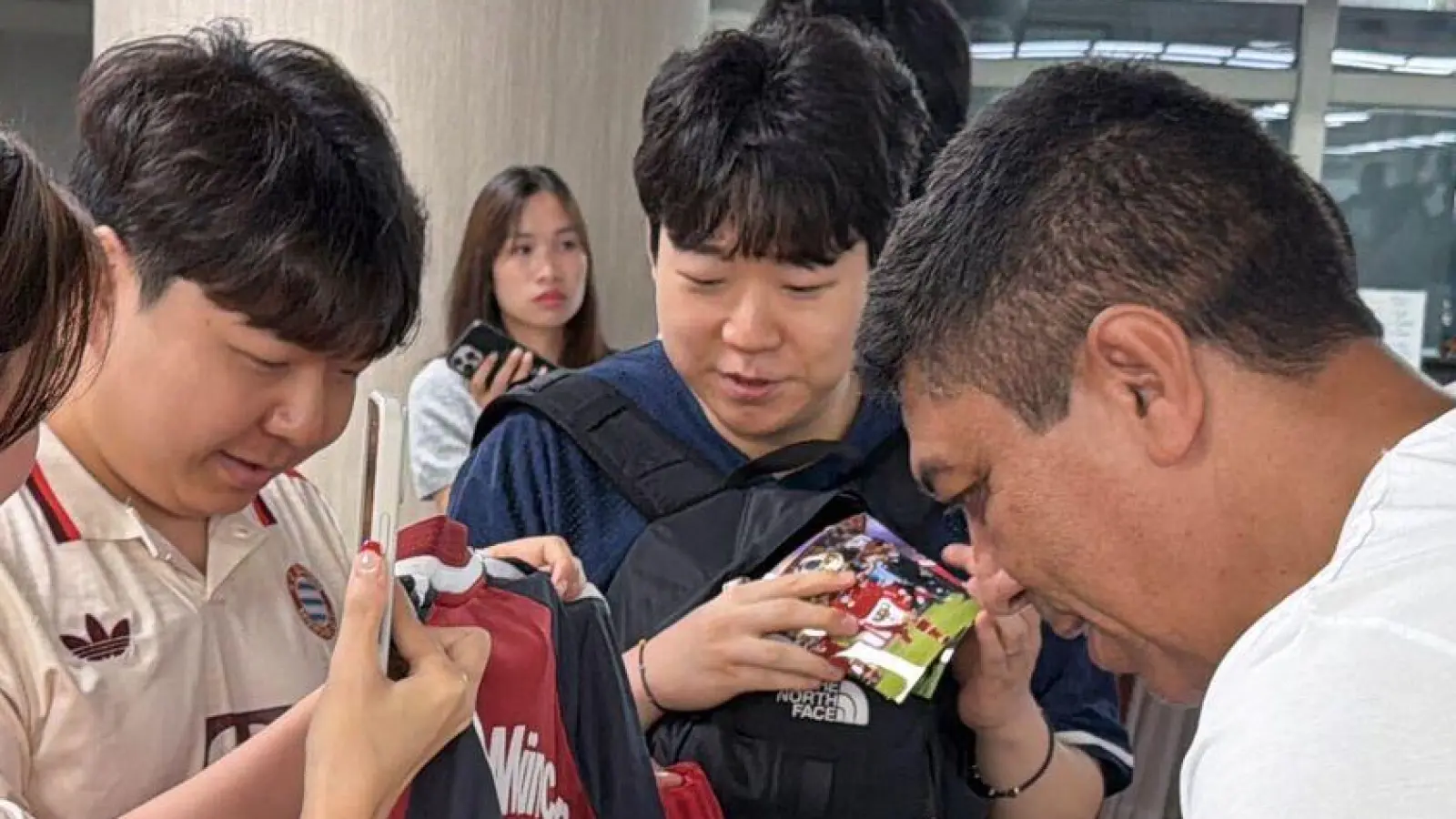 Der frühere Bayern-Profi Giovane Elber gibt Autogramme am Flughafen. (Foto: Christian Kunz/dpa)