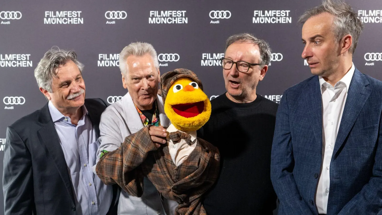 „Hello Spencer” - Filmpremiere: Drehbuchautor Jan Böhmermann (r) zusammen mit dem Puppenerfinder Winfried Debertin (l) und den Schauspielern Achim Hall (2.v.l) und Rainer Bock bei der Premiere im Arri-Kino. (Foto: Stefan Puchner/dpa)