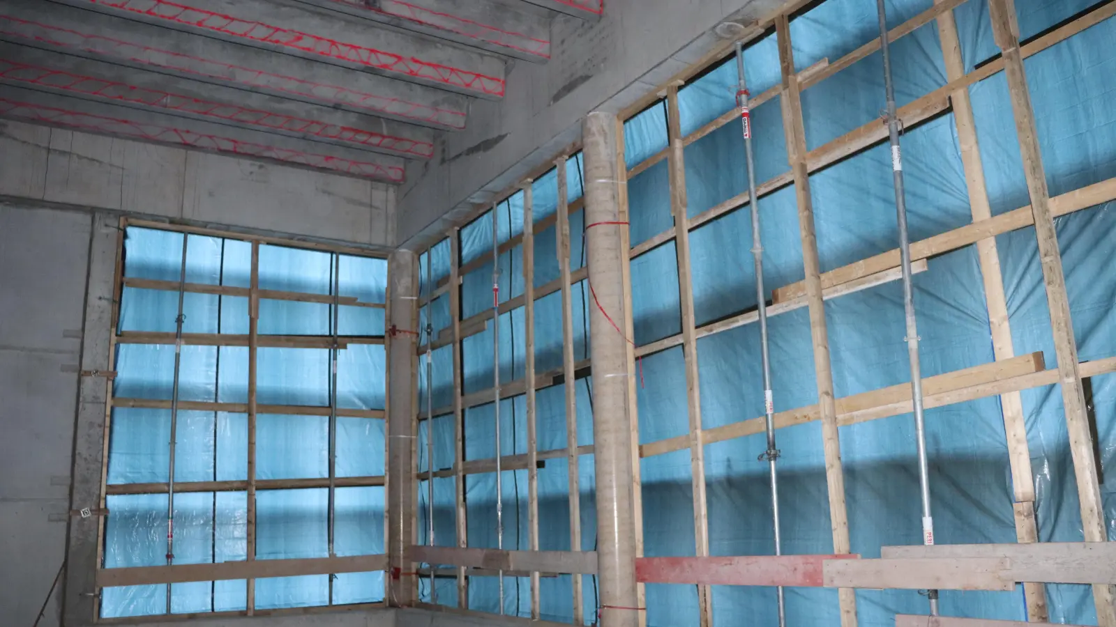 Hohe Fenster versprechen viel Licht für die Disponenten, die in diesem Raum die Einsätze steuern werden. (Foto: Thomas Schaller)