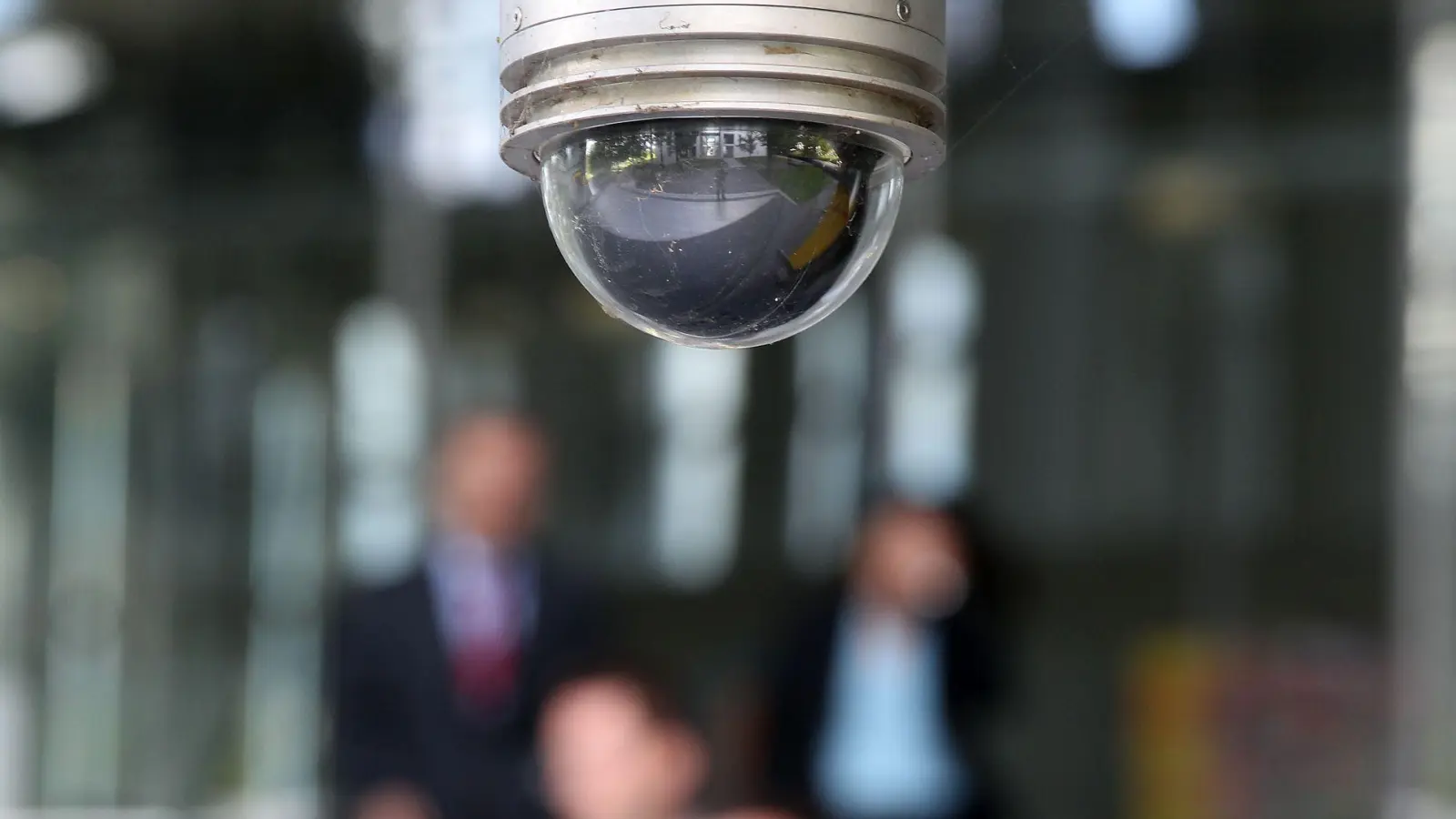 Überwachungskameras am Arbeitsplatz dürfen zum Beispiel zum Schutz vor Sachbeschädigung oder Diebstahl verwendet werden. (Foto: Oliver Berg/dpa/dpa-tmn)