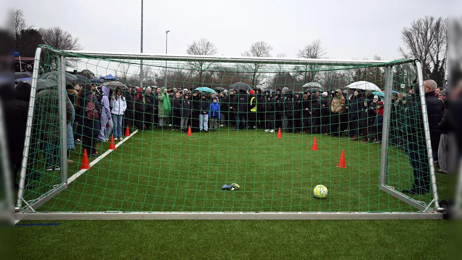 In Dormagen nehmen die Menschen Abschied von Yosef. (Foto: Federico Gambarini/dpa)