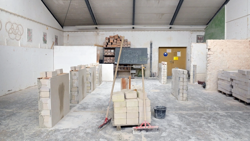 Das Werkstattgebäude an der Beckenweiherallee – hier der Bereich fürs Maurer-Handwerk – ist schon seit Jahrzehnten sanierungsbedürftig. (Archivbild: Jim Albright)