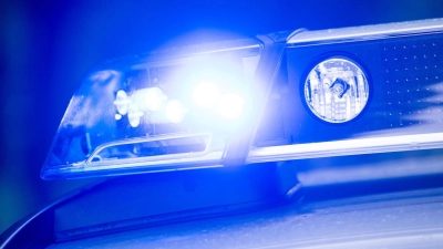 Ziegelpaletten sind von der Gabel eines Krans aus mehreren Metern Höhe auf einen 50-Jährigen gefallen. (Symbolbild) (Foto: Lino Mirgeler/dpa)