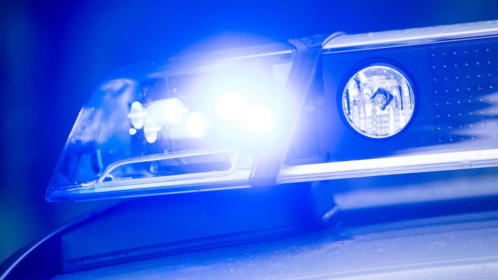 Ziegelpaletten sind von der Gabel eines Krans aus mehreren Metern Höhe auf einen 50-Jährigen gefallen. (Symbolbild) (Foto: Lino Mirgeler/dpa)